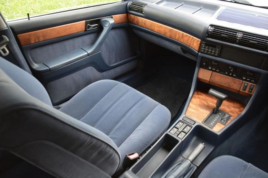 Интерьер BMW 740i (E32) 1992 года  (UK) (фото 54 из 170)